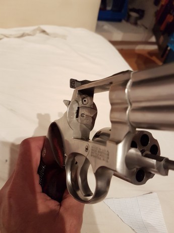 Vendo revolver Smit and Wesson 686 en acero inoxidable 6¨ cal357 magnun y 38 
Esta en Madrid
precio 350 00