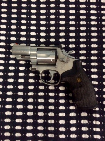 Vendo precioso Revolver S&W, modelo 66-3, /2,5". Munición 357 magnum, admite 38 Sp.
Acción: Simple/Doble
Cañón: 02