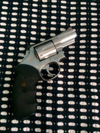 Vendo precioso Revolver S&W, modelo 66-3, /2,5". Munición 357 magnum, admite 38 Sp.
Acción: Simple/Doble
Cañón: 01