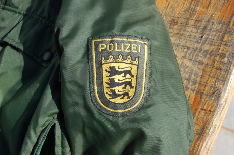 Abrigo de policía alemana, poliamida con recubrimiento de poliuretano, con 3 accesos desde el exterior, 01