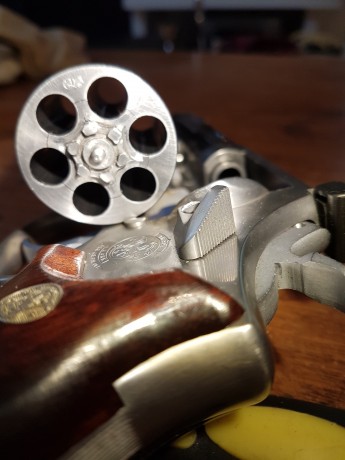 Vendo revolver Smit and Wesson 686 en acero inoxidable 6¨ cal357 magnun y 38 
Esta en Madrid
precio 350 50