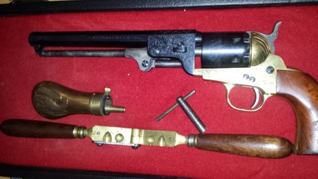 Vendo revolver avancarga Colt calibre 36 con turquesa y polvarera ... revolver con bonitos gravados  
Revolver 10