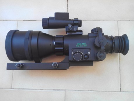 Vendo un estupendo visor nocturno, para rifle o escopeta, marca ATN Spartan MK 410 (5x, aumentos), con 00