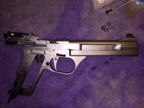 Vendo esta AW93
Cal 22lr
Tiene una fisura en la corredera que Muestro en la fotos. Lleva así desde hace 02