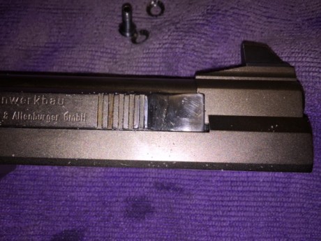 Vendo esta AW93
Cal 22lr
Tiene una fisura en la corredera que Muestro en la fotos. Lleva así desde hace 01