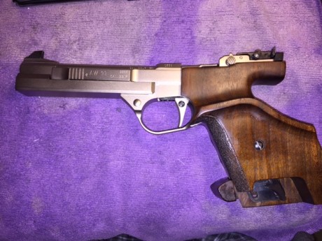 Vendo esta AW93
Cal 22lr
Tiene una fisura en la corredera que Muestro en la fotos. Lleva así desde hace 00