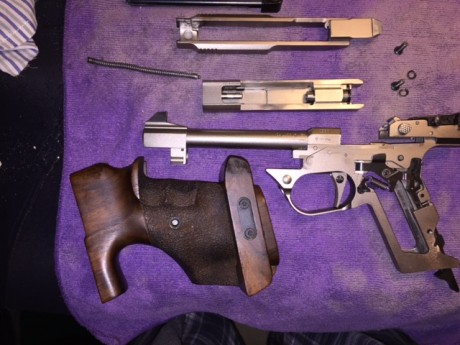 Vendo esta AW93
Cal 22lr
Tiene una fisura en la corredera que Muestro en la fotos. Lleva así desde hace 11