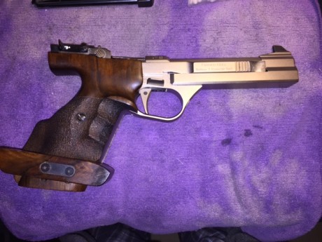 Vendo esta AW93
Cal 22lr
Tiene una fisura en la corredera que Muestro en la fotos. Lleva así desde hace 10