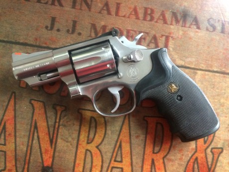 Vendo precioso Revolver S&W, modelo 66-3, /2,5". Munición 357 magnum, admite 38 Sp.
Acción: Simple/Doble
Cañón: 72