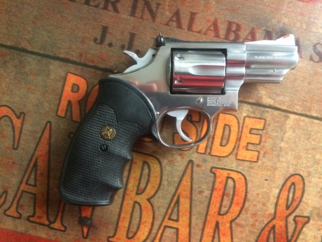 Vendo precioso Revolver S&W, modelo 66-3, /2,5". Munición 357 magnum, admite 38 Sp.
Acción: Simple/Doble
Cañón: 71
