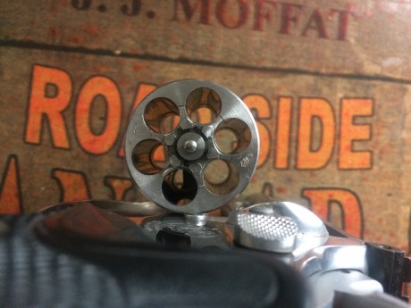 Vendo precioso Revolver S&W, modelo 66-3, /2,5". Munición 357 magnum, admite 38 Sp.
Acción: Simple/Doble
Cañón: 70