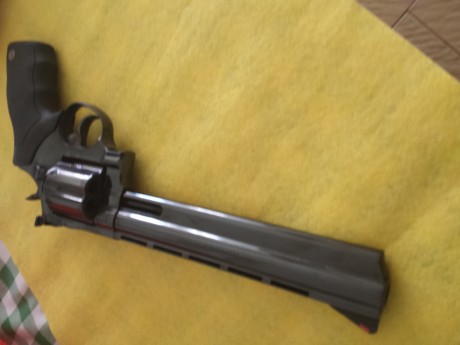 Vendo revolver Taurus 8" 3/8" del 44 mag muy buen estado pocos tiros . Regalo funda de cuero 00