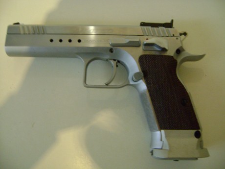 Vendo Tanfoglio Limited calibre 9x19 sin estrenar, con su maletín y todos sus accesorios.
Comprada para 02