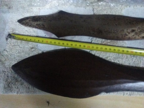 Hola buenas.
Tanto mirar por los armarios me ha salido estas dos espadas, o machetes étnicos, una es una 02