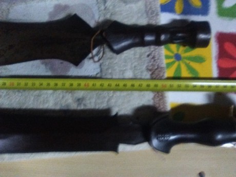 Hola buenas.
Tanto mirar por los armarios me ha salido estas dos espadas, o machetes étnicos, una es una 01