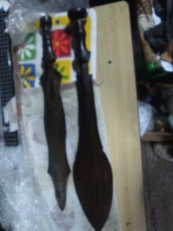 Hola buenas.
Tanto mirar por los armarios me ha salido estas dos espadas, o machetes étnicos, una es una 00