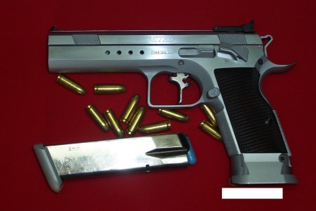 Se vende pistola Tanfoglio Limited Custom Hc calibre 9mm. Muy pocos tiros, solo utilizada en tiradas de 02