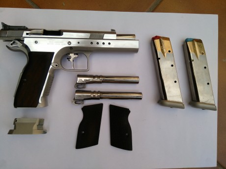 Se vende pistola Tanfoglio Limited Custom Hc calibre 9mm. Muy pocos tiros, solo utilizada en tiradas de 10