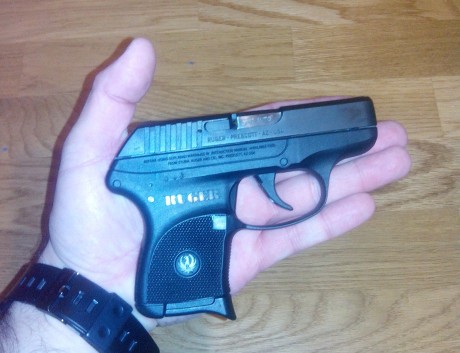 Vendo mi Ruger LCP del calibre 9 corto (380auto), guiada en A, ultraligera y compacta. Se vende con dos 01