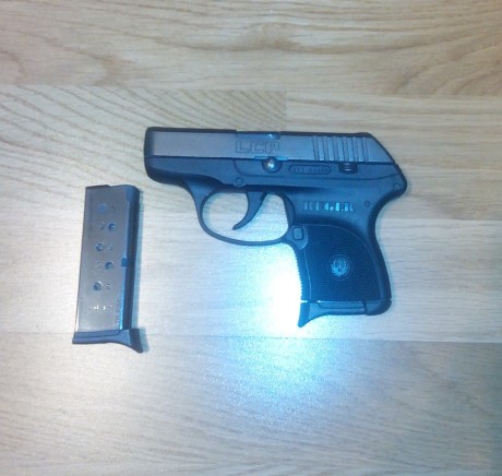 Vendo mi Ruger LCP del calibre 9 corto (380auto), guiada en A, ultraligera y compacta. Se vende con dos 00