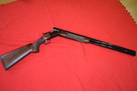Hola.  Vendo escopeta superpuesta, de 74cm. de cañón, expulsora,  choques fijos de una y dos estrellas, 00