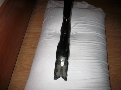 Hola.  Vendo escopeta superpuesta, de 74cm. de cañón, expulsora,  choques fijos de una y dos estrellas, 32