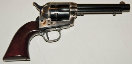 Revolver de la marca Uberti, calibre 357/38, se ha utilizado solo con polovora negra, esta nuevo, no se 01