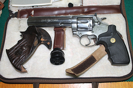 Vendo REVOLVER 357 COLT - CALIBRE 38. Por cambio a Aire Comprimido.
Se vende con los accesorios: Cacha 01