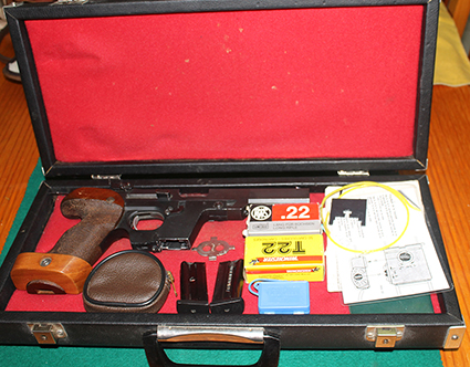 Pistola de Competición, en perfecto estado. Con dos cargadores, bolsa de herramientas y con maletín de 02
