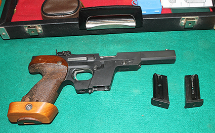 Pistola de Competición, en perfecto estado. Con dos cargadores, bolsa de herramientas y con maletín de 01