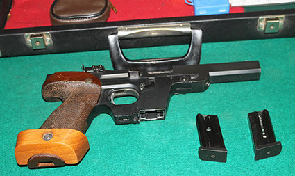 Pistola de Competición, en perfecto estado. Con dos cargadores, bolsa de herramientas y con maletín de 00