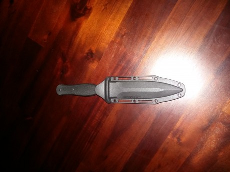 Hola vendo este cuchillo tactico. Fue un regalo y yo no le voy a dar uso. Esta nuevo sin estrenar y tiene 02