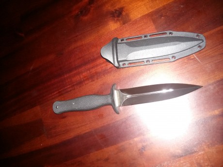 Hola vendo este cuchillo tactico. Fue un regalo y yo no le voy a dar uso. Esta nuevo sin estrenar y tiene 01