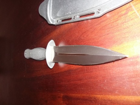 Hola vendo este cuchillo tactico. Fue un regalo y yo no le voy a dar uso. Esta nuevo sin estrenar y tiene 00
