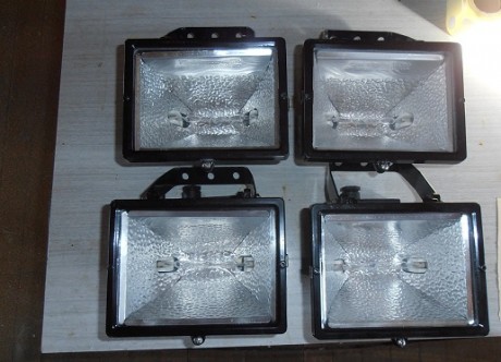 Buenos días.
Vendo cuatro focos marca Philips de 17 x 13 cm, con lámpara de 300 W, el fabricante indica 01