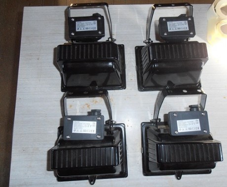 Buenos días.
Vendo cuatro focos marca Philips de 17 x 13 cm, con lámpara de 300 W, el fabricante indica 00