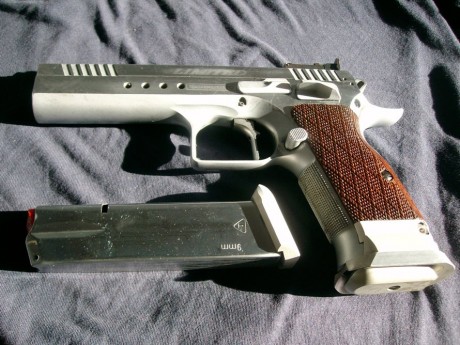 Vendo pistola Tanfoglio Limited Cunstom, 9 Pb. Va con su maletín original, cuaderno de características 01