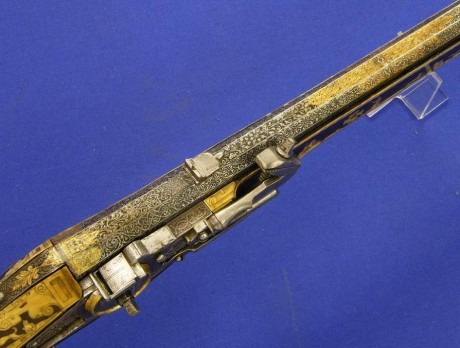 Voy a colocar unas fotos de un arma larga alemana de llave de mecha del siglo XVI. 51
