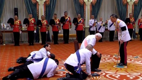 En esta fotografía se ve al nuevo rey de Tailandia  recibiendo al primer ministro y a los señores ministros 00