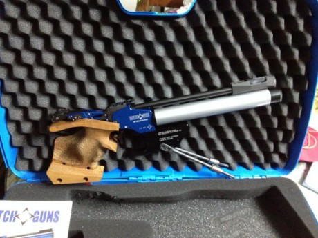 Vendo pistola pcp de competicion Match Gun electrónica en perfecto estado,caja original y dos cargadores 02