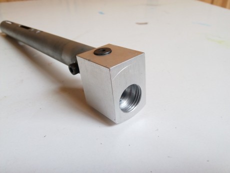 Se trata de un TankBlock contruido en aluminio para poder PCPear las QB78, con botellas de 200cc de paintball.
Se 01