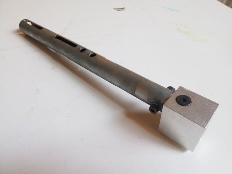 Se trata de un TankBlock contruido en aluminio para poder PCPear las QB78, con botellas de 200cc de paintball.
Se 00