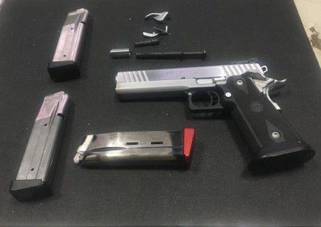 Pues eso, que vendo una STI EDGE, prácticamente nueva, del Cal. 40 SW.
Como veréis en las fotos, la pistola 02