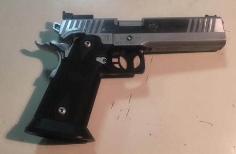 Pues eso, que vendo una STI EDGE, prácticamente nueva, del Cal. 40 SW.
Como veréis en las fotos, la pistola 01