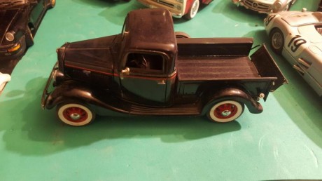 hola tengo coches a diferentes escalas y libros antiguos de coches
cambiaria por cronografo 
tengo mas 02