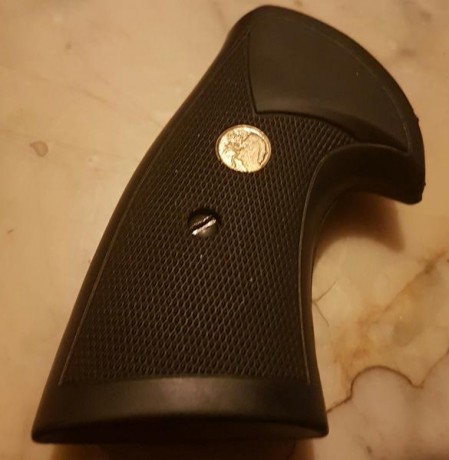 Son cachas originales Colt, para el modelo Python, 40 euros, estan con muy poco uso, porque tenia puestas 02