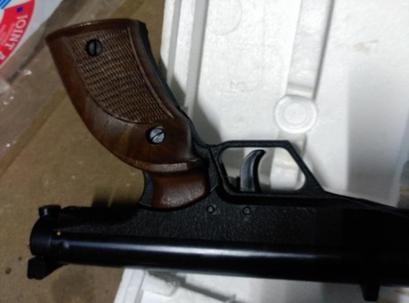 Hola,

Acabo de registrarme en el foro por un sólo hecho, he encontrado en mi casa una vieja pistola de 40