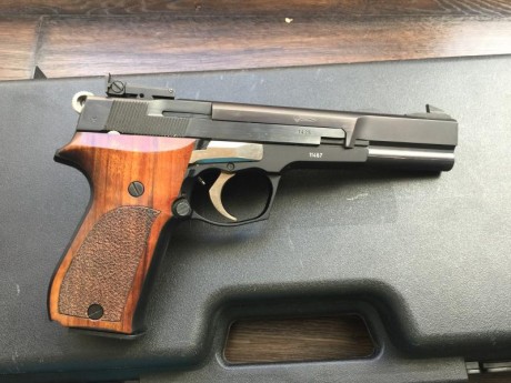 Hola a todos

Ésta es un arma que no abunda. Se trata de una Walther P88 Champion 9mm, modelo de competición 01