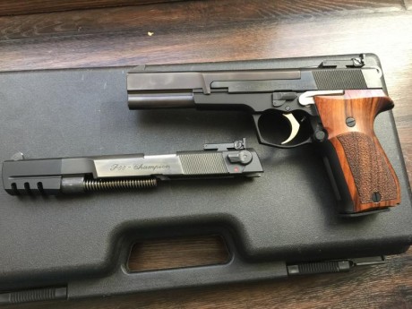 Hola a todos

Ésta es un arma que no abunda. Se trata de una Walther P88 Champion 9mm, modelo de competición 00