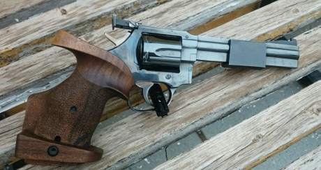 Buenos días foreros, vendo un revolver manurhin mr 38 match, con su contrapeso original y cachas k nill 01
